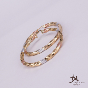 <span class=keywords><strong>Orecchini</strong></span> in oro <span class=keywords><strong>orecchini</strong></span> fatti <span class=keywords><strong>a</strong></span> mano in lega da donna <span class=keywords><strong>orecchini</strong></span> in oro 18 carati dipinti <span class=keywords><strong>a</strong></span> tre colori, <span class=keywords><strong>orecchini</strong></span> da donna in lega di rame all'ingrosso senza <span class=keywords><strong>pietra</strong></span> - Product Image 4