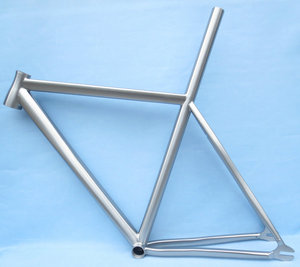 Le cadre de vélo de route RC-560 est doté d'une construction en alliage de titane avec tube de direction conique et d'une compatibilité avec les axes traversants de 142x12. - Product Image 6
