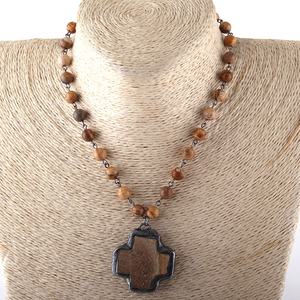 <span class=keywords><strong>Collana</strong></span> Girocollo da Donna alla Moda con Ciondolo a Croce Solider, Catena a <span class=keywords><strong>Rosario</strong></span> Nera e Gemma Naturale di Howlite Bianca, Gioielli Etnici Personalizzabili - Product Image 3