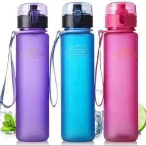 批发 500毫升 BPA 免费塑料水瓶食品级饮料瓶，塑料时尚水壶带