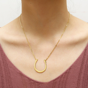 Collier en acier inoxydable plaqué or en forme de fer à cheval, collier avec pendentif lettre U - Product Image 5
