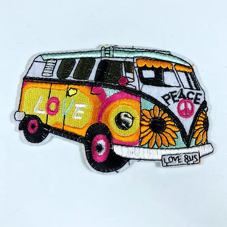 Mobil Hippie Besi Warna-warni Di Patch Bus Bully Love Peace