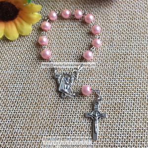 สร้อยข้อมือลูกประคำไข่มุกเทียมทำจากแก้ว6มม. กำไลไข่มุกมาเรียตรงกลางและกางเขนเบเนดิกต์ขนาดเล็ก - Product Image 4