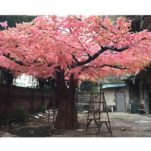 Arbre artificiel japonais Sakura en fleurs de soie rose, branches en plastique - Product Image 1