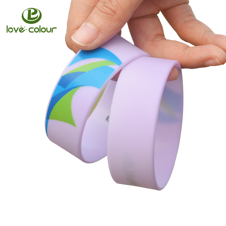 カスタムUVカラーチェンジシリコンリストバンドラバーバンド