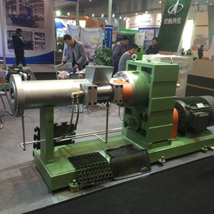Granulateur extrudeur de caoutchouc à double vis Eenor, capacité 2800 kg/<span class=keywords><strong>h</strong></span>, contrôlé par PLC, diamètre de vis 250 mm, contrôle automatique, haute performance - Product Image 1