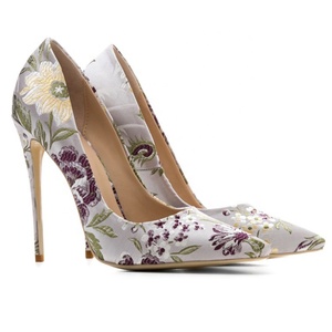 Scarpe eleganti da donna in stile cinese all'ingrosso ricamo in raso Plus Size <span class=keywords><strong>44</strong></span> tacchi alti personalizza pompe Stiletto da donna - Product Image 6
