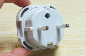 Reino Unido 3 pines con obturador de seguridad a enchufe Adaptador europeo de 4,0mm - Product Image 5