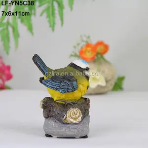 Estatua de pájaro con sensor de movimiento con sonido escultura de animal cantando pájaros jardín artesanía de resina de Lifa, gran venta de pájaros cantantes animados