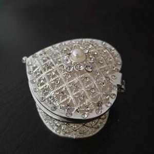 Crea il Tuo Logo Personalizzato: Scatola Portagioie a Forma di Cuore in Metallo Argentato con Perla per Matrimoni e Feste - Product Image 6