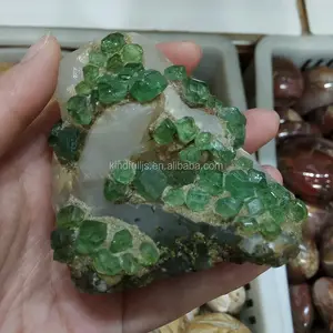 Spesimen Kristal Batu Mineral Demantoid Hijau Alami