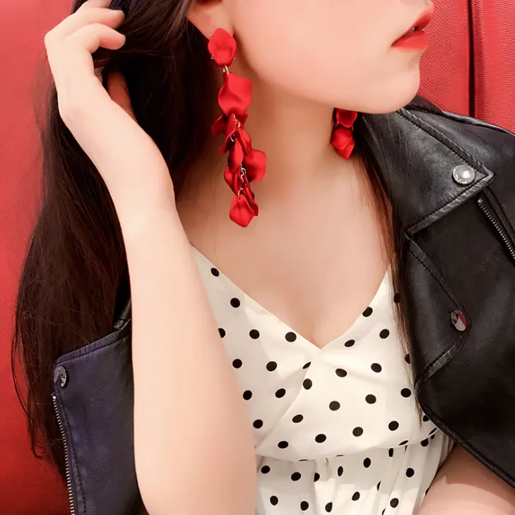 925シルバーニードルファッション気質ユニークな赤い布花の形の長いイヤリング女性