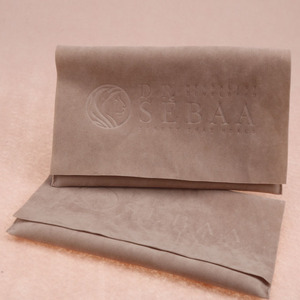 Özel kabartmalı logo takı paket ambalaj eko kadife çanta takı yüzük ambalaj için süet mikrofiber takı kılıfı flap ile - Product Image 2