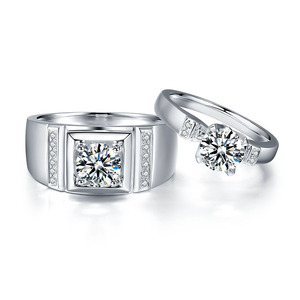 Anello di Fidanzamento Personalizzato in Oro Bianco 18k Au750 con Moissanite da 1ct, <span class=keywords><strong>Set</strong></span> di <span class=keywords><strong>Anelli</strong></span> per Coppia <span class=keywords><strong>Uomo</strong></span> e Donna - Product Image 1