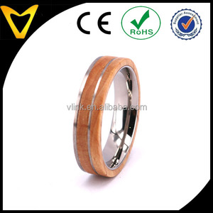 Bague d'anniversaire en titane et bois de 6 mm pour femme, design personnalisé à bords simples, en bois d'érable et titane - Product Image 2