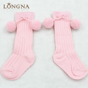7 couleurs 0-6 ans coton à tricoter bébé fille pom pom chaussettes mignon, bébé chaussons <span class=keywords><strong>enfant</strong></span> en bas âge chaussettes en gros - Product Image 1