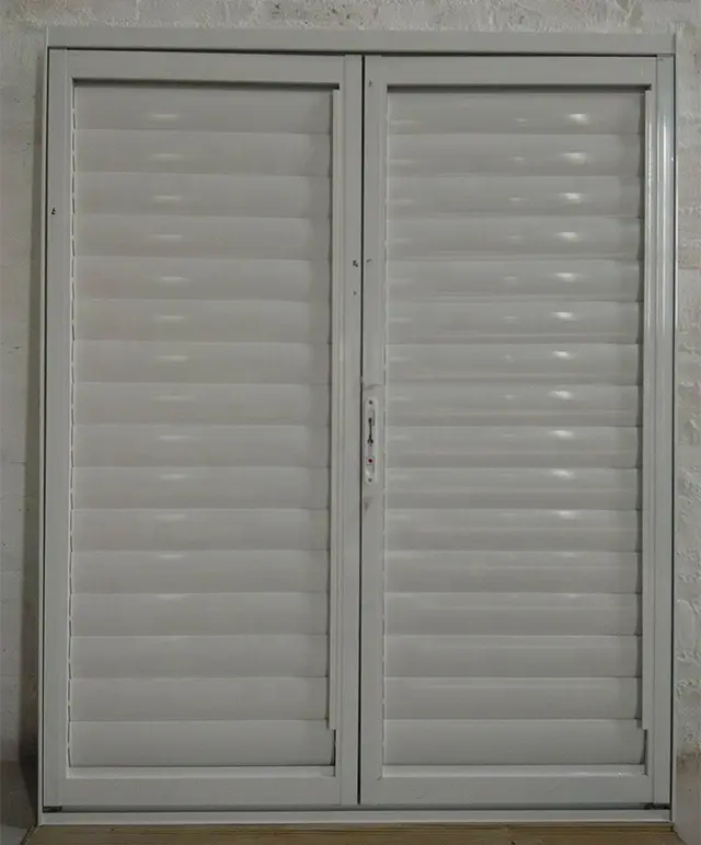 Алюминиевые оконные жалюзи белого цвета с горизонтальным открытым типом