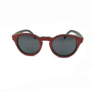 Gafas de Sol de bambú sostenibles de primera calidad con colores personalizados de dos tonos, rojo y azul con lentes polarizadas - Product Image 2