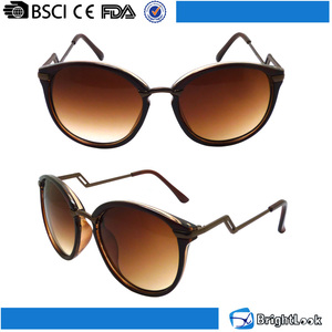 China fábrica de <span class=keywords><strong>sol</strong></span> <span class=keywords><strong>vogue</strong></span> estilo unisex plástico promocional impreso lente ojo de gato encantador espejo marcos de los vidrios - Product Image 1
