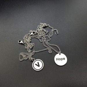 <span class=keywords><strong>De</strong></span> acero inoxidable grabado personalizado <span class=keywords><strong>fe</strong></span> regalo etiqueta alfabeto carta colgante collar encanto - Product Image 1