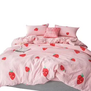 Ensemble de literie de princesse fantaisie, style doux rose avec petit motif de fraises imprimé, ensemble de quatre pièces - Product Image 1
