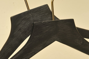 Appendiabiti in Legno Personalizzato con Clip per Pantaloni e Design di Lusso, Ordine all'Ingrosso, Grucce per Hotel per Abiti e Cappotti - Product Image 4