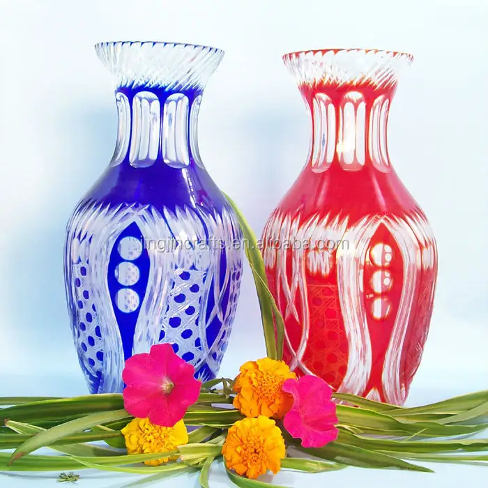 青と赤のボヘミアンチェコの手で透明なガラスの花瓶にカット