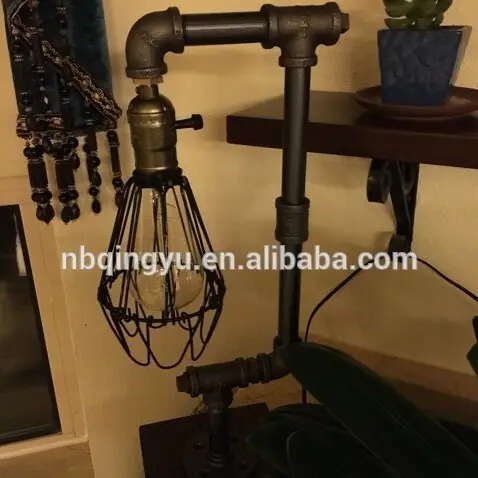 Endüstriyel Steampunk masa boru Klasik Edison ampul ile lamba ve yıpranmış ahşap taban