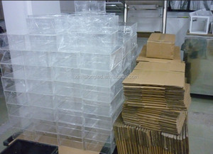Caja de soporte de exhibición de ventas de <span class=keywords><strong>zapatos</strong></span> de acrílico Caja de exhibición de acrílico con base negra y elevadores dorados (hasta el tamaño 13) - Product Image 3