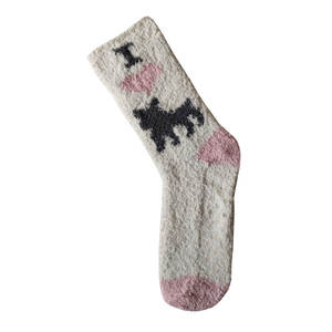 Calzini all'ingrosso della squadra del modello del cane-il <span class=keywords><strong>pile</strong></span> di peluche delle donne-ha foderato le <span class=keywords><strong>calze</strong></span> sfocate <span class=keywords><strong>con</strong></span> le impugnature antiscivolo, i calzini caldi della pantofola della casa dell'OEM/ODM - Product Image 3