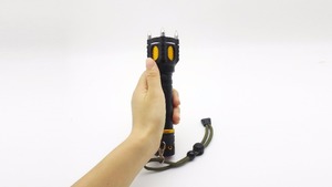 Đèn pin LED sạc lại 1000 lumen, tự vệ khẩn cấp, tích hợp còi báo động - Product Image 6