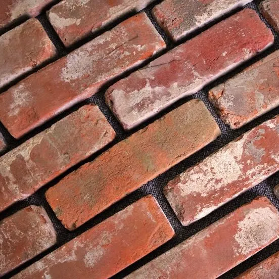 Briques d'argile de mur mince récupérées, vieille brique de campagne