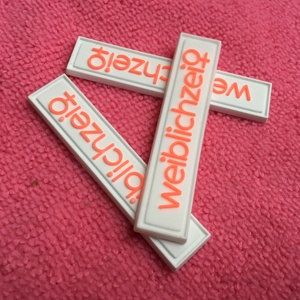 Màu sắc đẹp tên thương hiệu nhãn cao su, mềm PVC nhãn cao su với logo riêng - Product Image 4