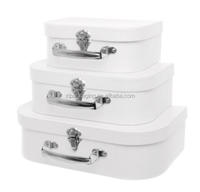 En gros diverses spécifications imbriquées décoratif carton bébé valise bagages faveur cadeau emballage boîte avec poignée