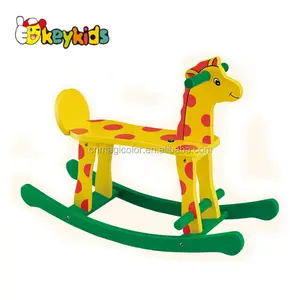 Оптовая продажа, деревянная лошадка-качалка в форме жирафа в мультяшном стиле для малышей W16D025