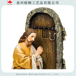 Escultura Artesanal de Resina de Jesús Llamando a la Puerta - Ideal como Recuerdo Religioso Renacentista - Product Image 5