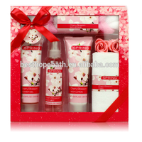 Ensemble cadeau de bain avec gel douche et savon fleur dans une boîte en papier avec couvercle en pvc