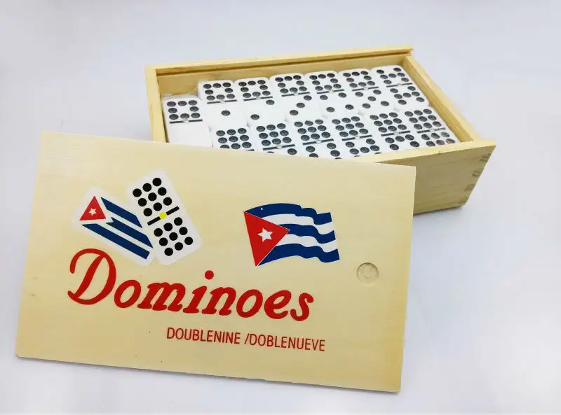 Đôi 9 dominoes trong một hộp gỗ cổ điển