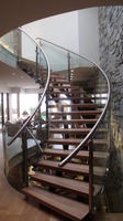 Escalier courbé moderne en bois, escalier en arc avec marches en verre