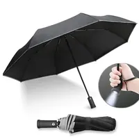 Ombrello pieghevole aperto automatico da viaggio compatto leggero con ombrello pieghevole a torcia a LED rotante 180