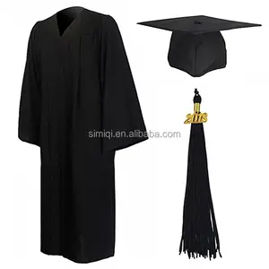 Gorros de graduación y vestidos desechables