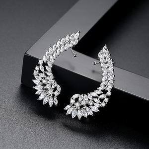 LUOTEEMI <span class=keywords><strong>Pendientes</strong></span> Ear Cuff con Pin Hipoalergénico para Mujer con Alas de Ángel de Circonita Cúbica de Lujo, Encantadores y con Personalidad - Product Image 5