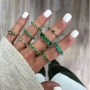 Zümrüt yeşil kübik zirkon CZ eternity band yüzük nişan band moda takı