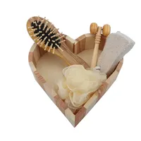Caixa de coração de madeira promocionais 5 peças conjunto de acessórios de banho, bucha Escova/pente De Madeira caixa de spa set/Banho Conjunto De banho de Presente