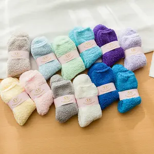 Großhandel Machen Sie Ihr Logo Ihr eigenes Design Bulk Warme Winter Weihnachts socken benutzer definierte Fuzzy Socken Frauen