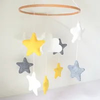 Amazon hot koop OEM gekleurd vilt creatieve baby crib musical nursery mobiles houten schattige glanzende ster hanger decoratie