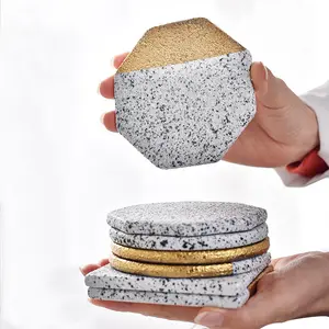 Phantasie Kaffee Terrazzo Wirkung Keramik Coaster mit Kontrast Goldene Farbe