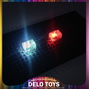Delo Giocattoli (8 Colori) blocchi di Costruzione in Plastica Accessorio Oem Luce Led Giocattoli per Bambini Speciali Blocchi Raggiante in Dark (DE084) - Product Image 4
