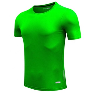 T-Shirt in tinta unita con stampa di etichette - Product Image 4