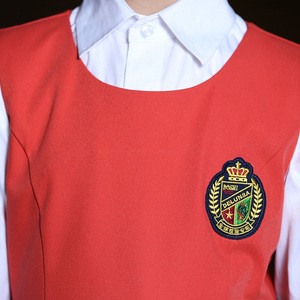 Uniforme scolaire privé tendance 2 pièces, tenues d'école pour filles, jupe rouge sans manches/robe/épingles, uniforme d'école pour filles - Product Image 3